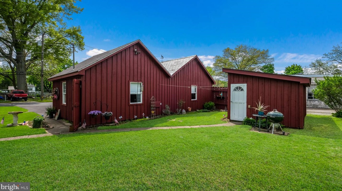 255 Yardley Ave, Levittown PA 19054-1119 exterior