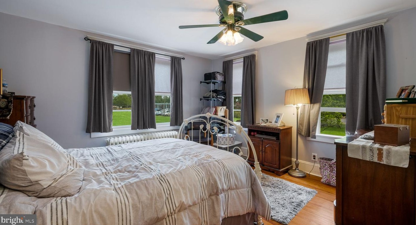 255 Yardley Ave, Levittown PA 19054-1119 exterior