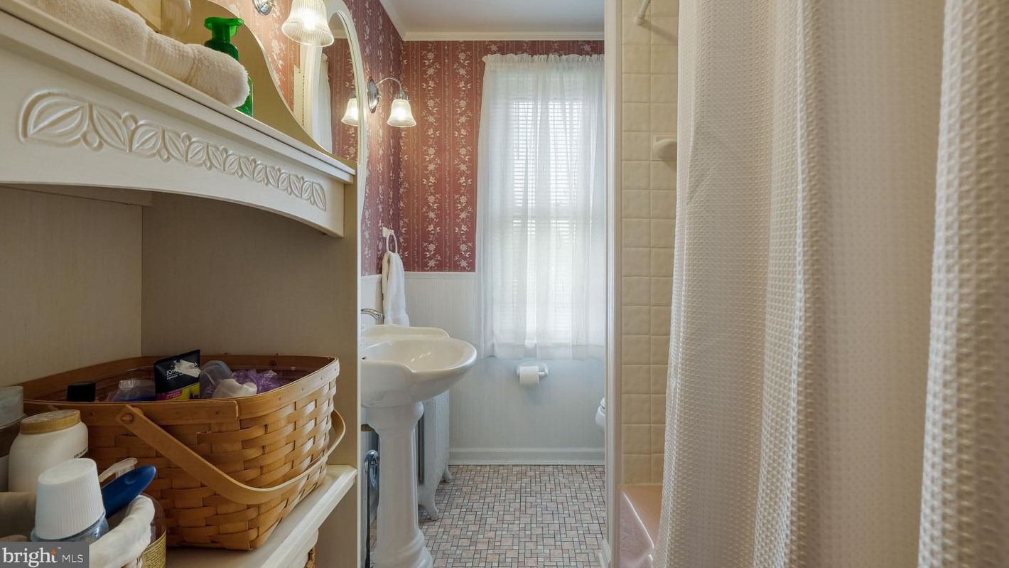 255 Yardley Ave, Levittown PA 19054-1119 exterior