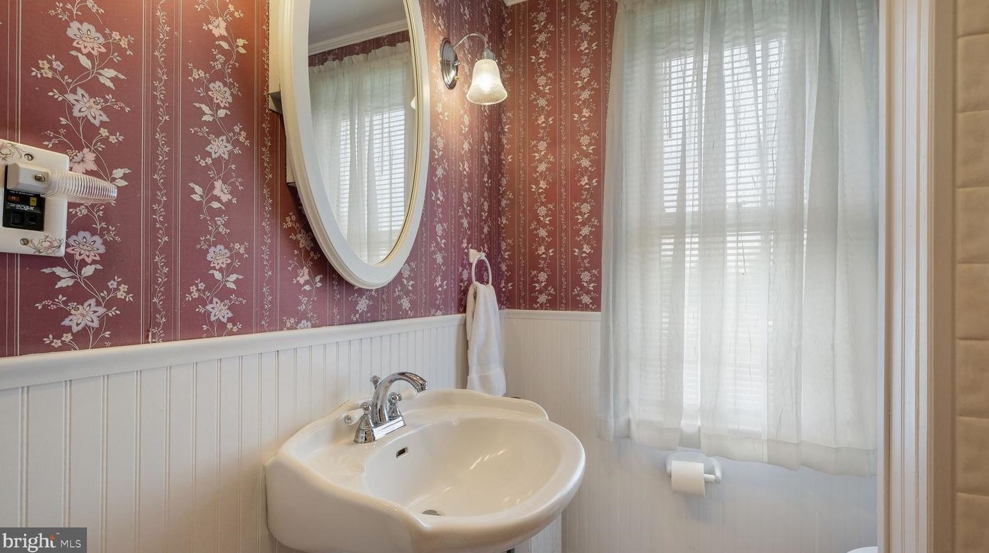 255 Yardley Ave, Levittown PA 19054-1119 exterior