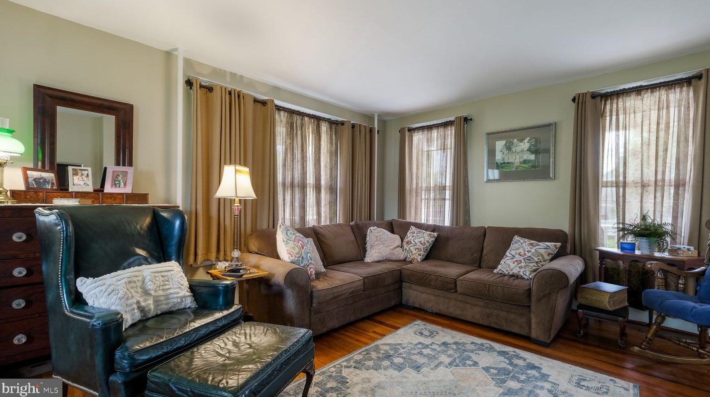 255 Yardley Ave, Levittown PA 19054-1119 exterior