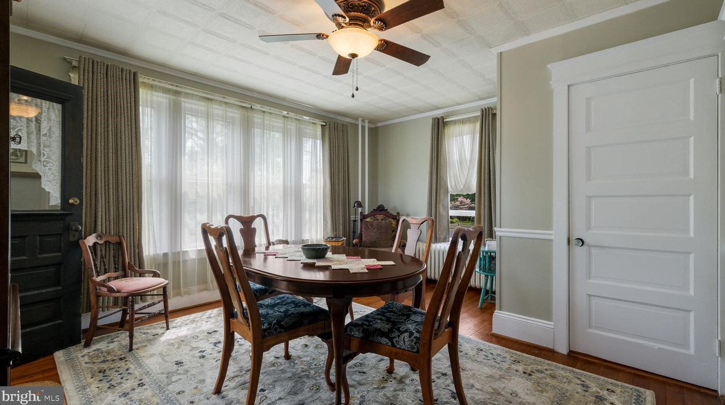 255 Yardley Ave, Levittown PA 19054-1119 exterior