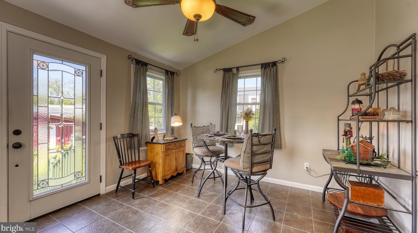 255 Yardley Ave, Levittown PA 19054-1119 exterior