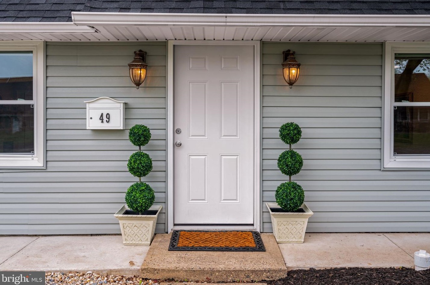 49 Kingwood Ln, Levittown, PA 19055-2422