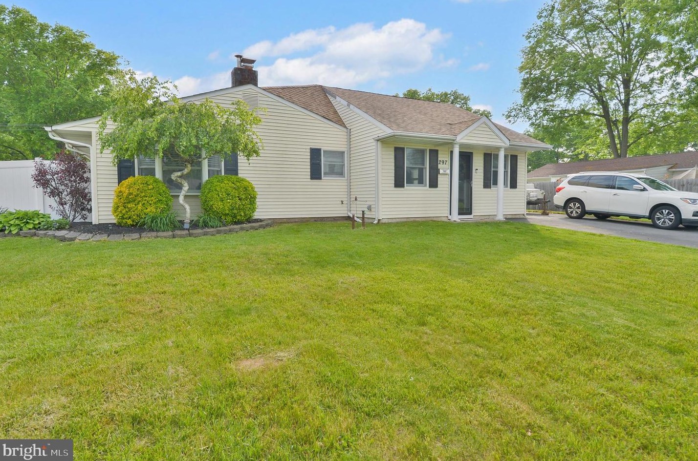 297 Thornridge Dr, Levittown, PA 19054