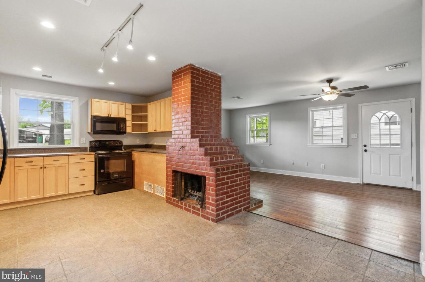 79 Blue Ridge Dr, Levittown, PA 19057
