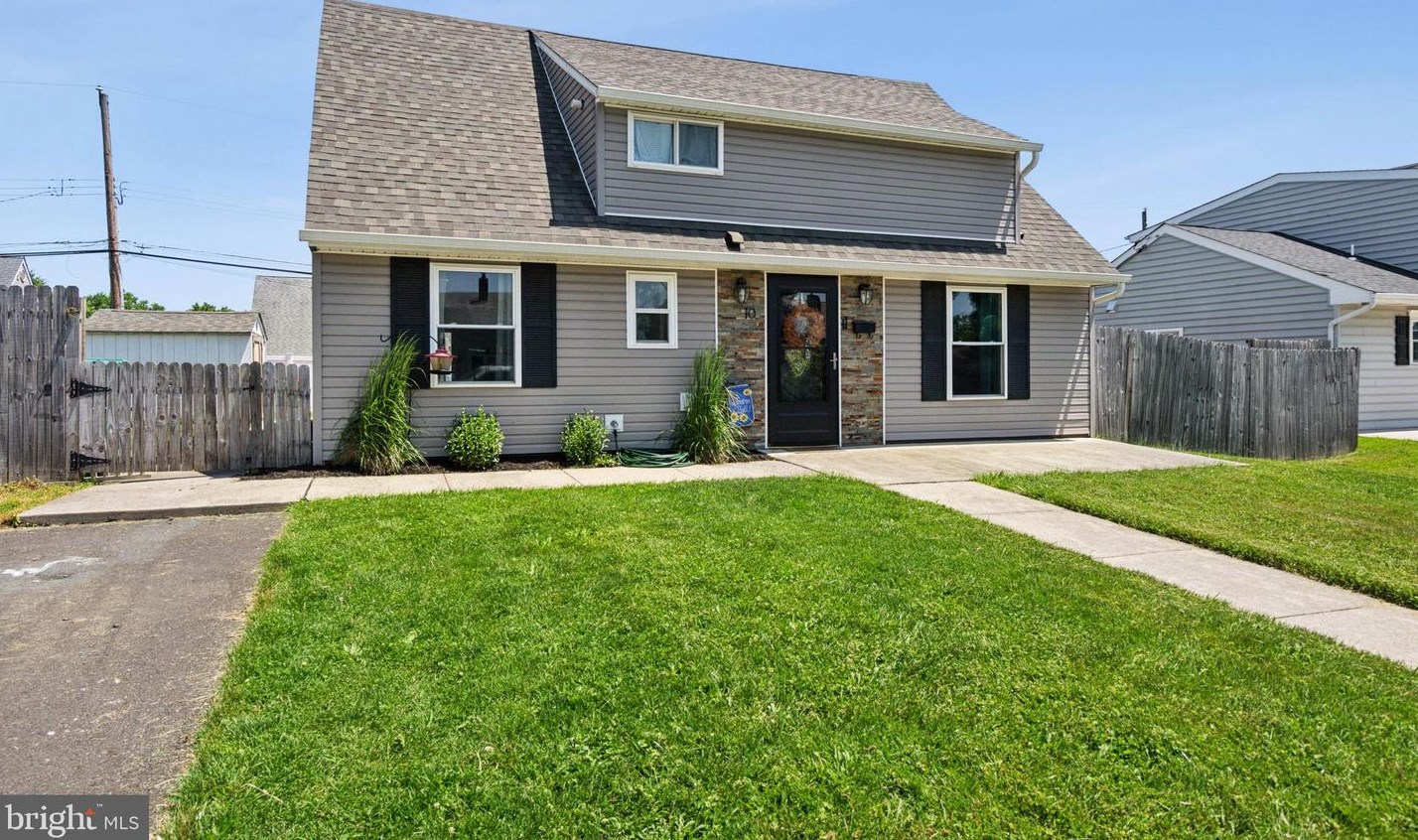 10 Greenbrier Rd, Levittown, PA 19057-3306