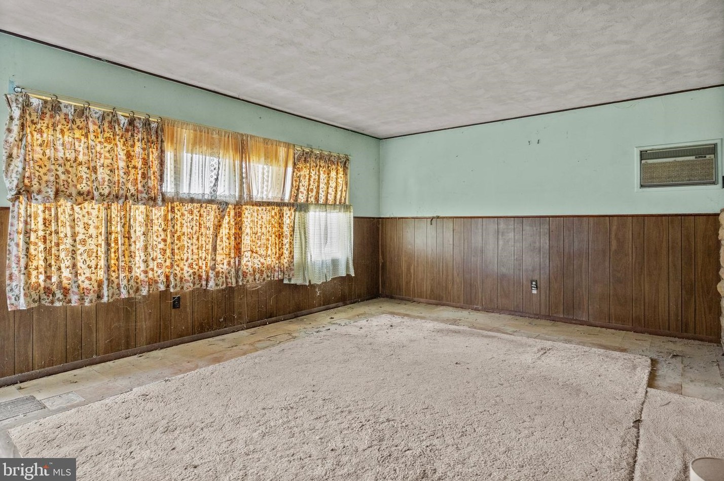 42 Crown Rd, Levittown PA  19057-1729 exterior