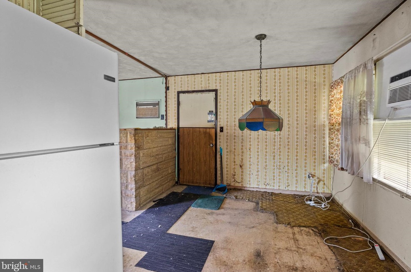 42 Crown Rd, Levittown PA  19057-1729 exterior