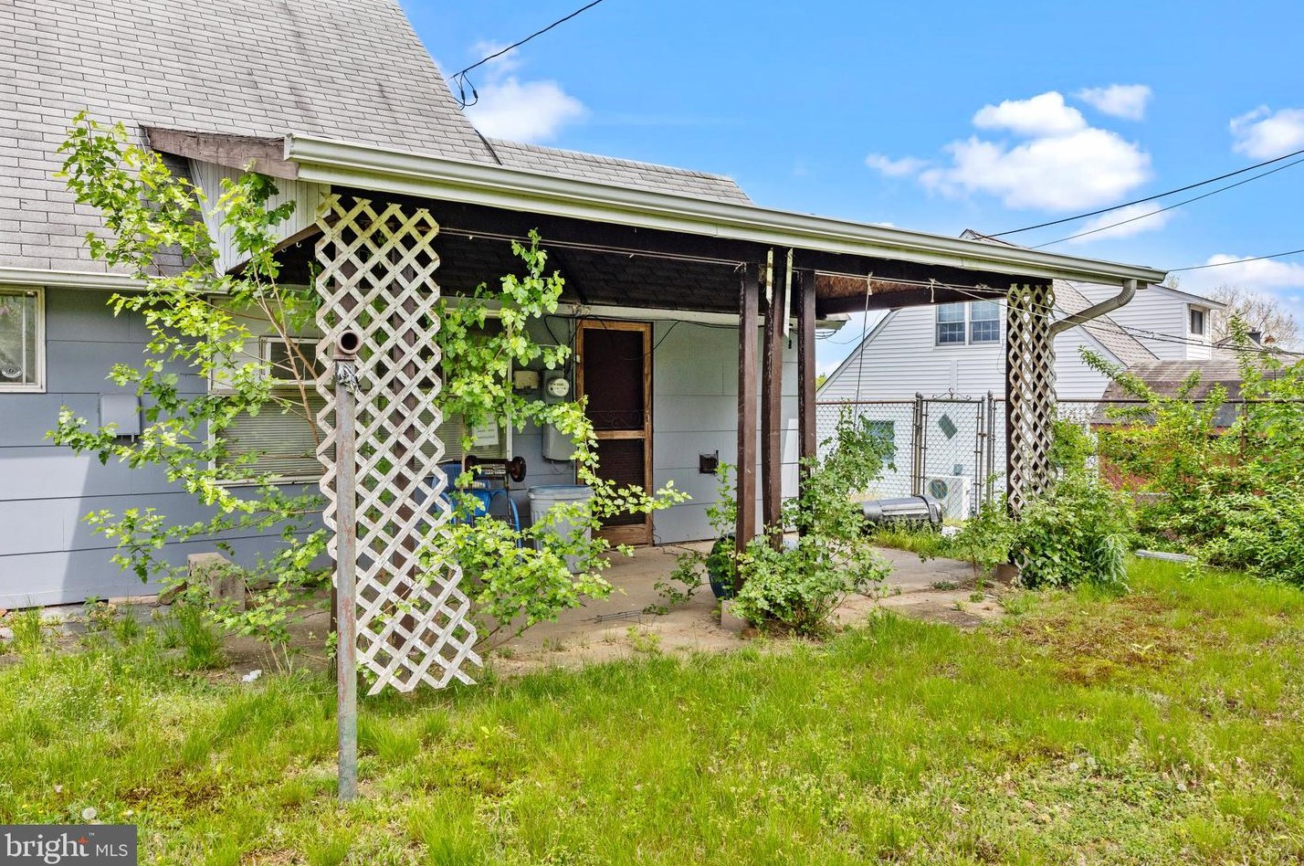 42 Crown Rd, Levittown PA  19057-1729 exterior