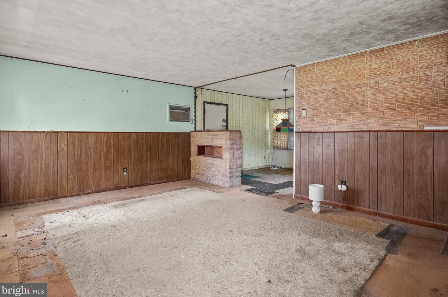 42 Crown Rd, Levittown PA  19057-1729 exterior