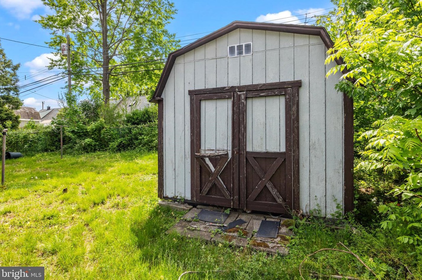 42 Crown Rd, Levittown PA  19057-1729 exterior