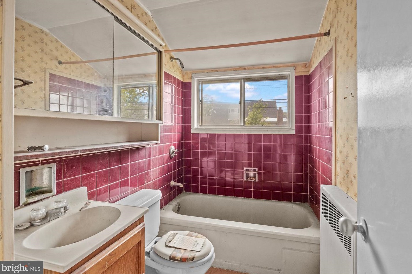 42 Crown Rd, Levittown PA  19057-1729 exterior