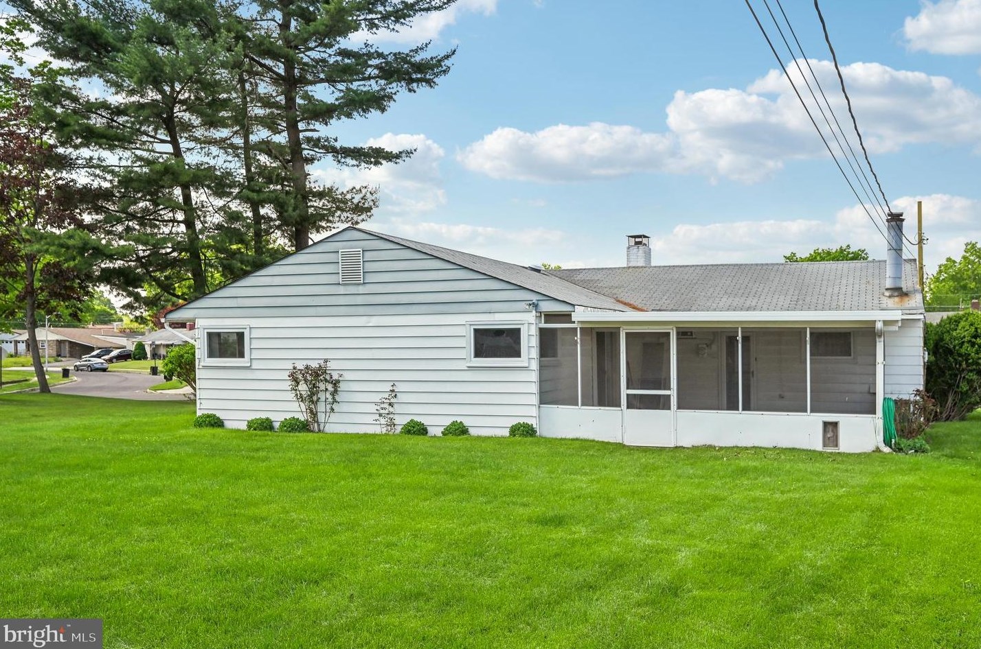 56 Timber Ln, Levittown PA 19054-2923 exterior