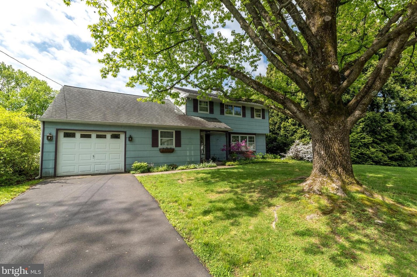 241 Hillcrest Dr, Gardenville, PA