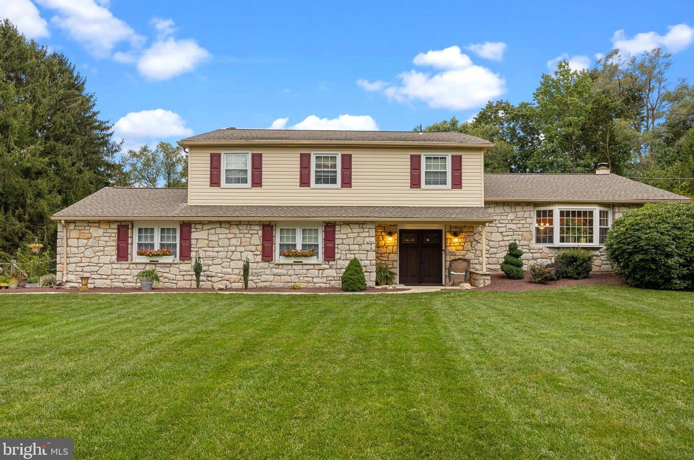 65 Shady Springs Dr, Gardenville, PA 18901