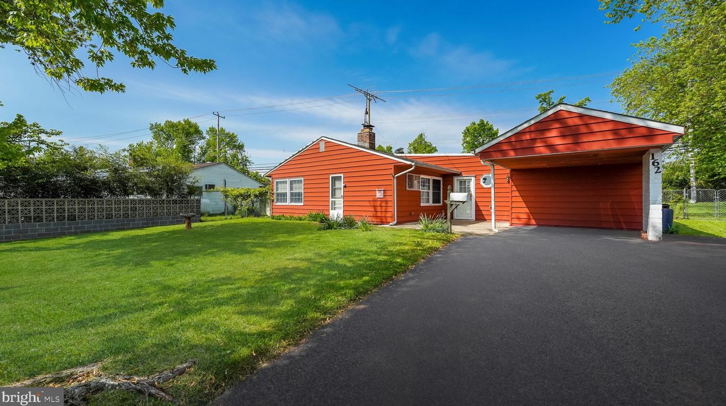 162 Blue Ridge Dr, Levittown, PA 19057