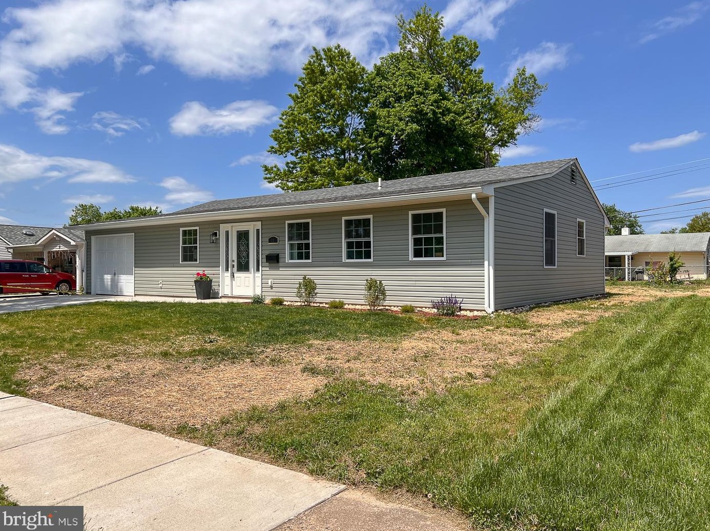 11 Sweetbriar Ln, Levittown, PA 19055