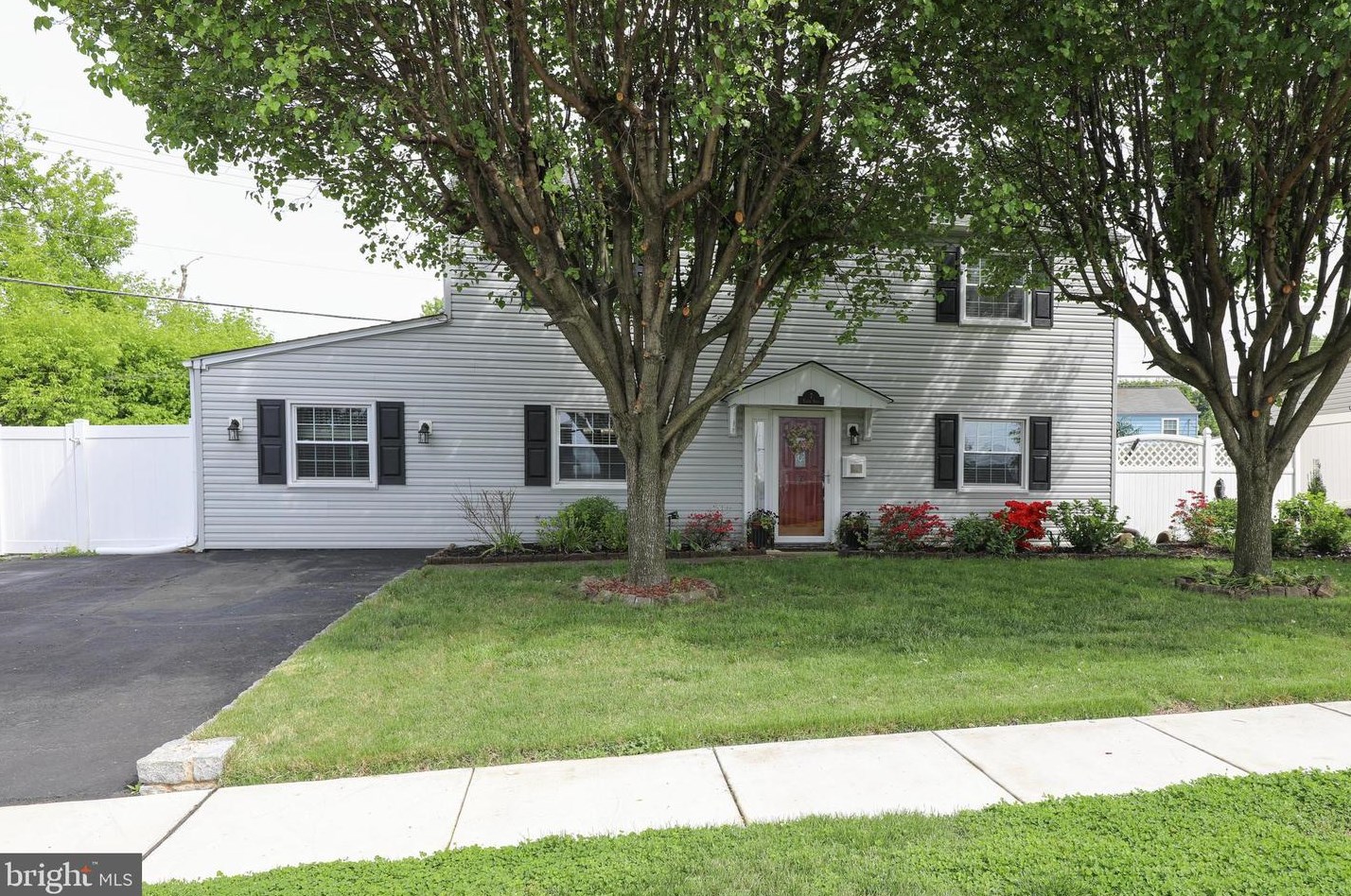 7 Tinder Rd, Levittown, PA 19056