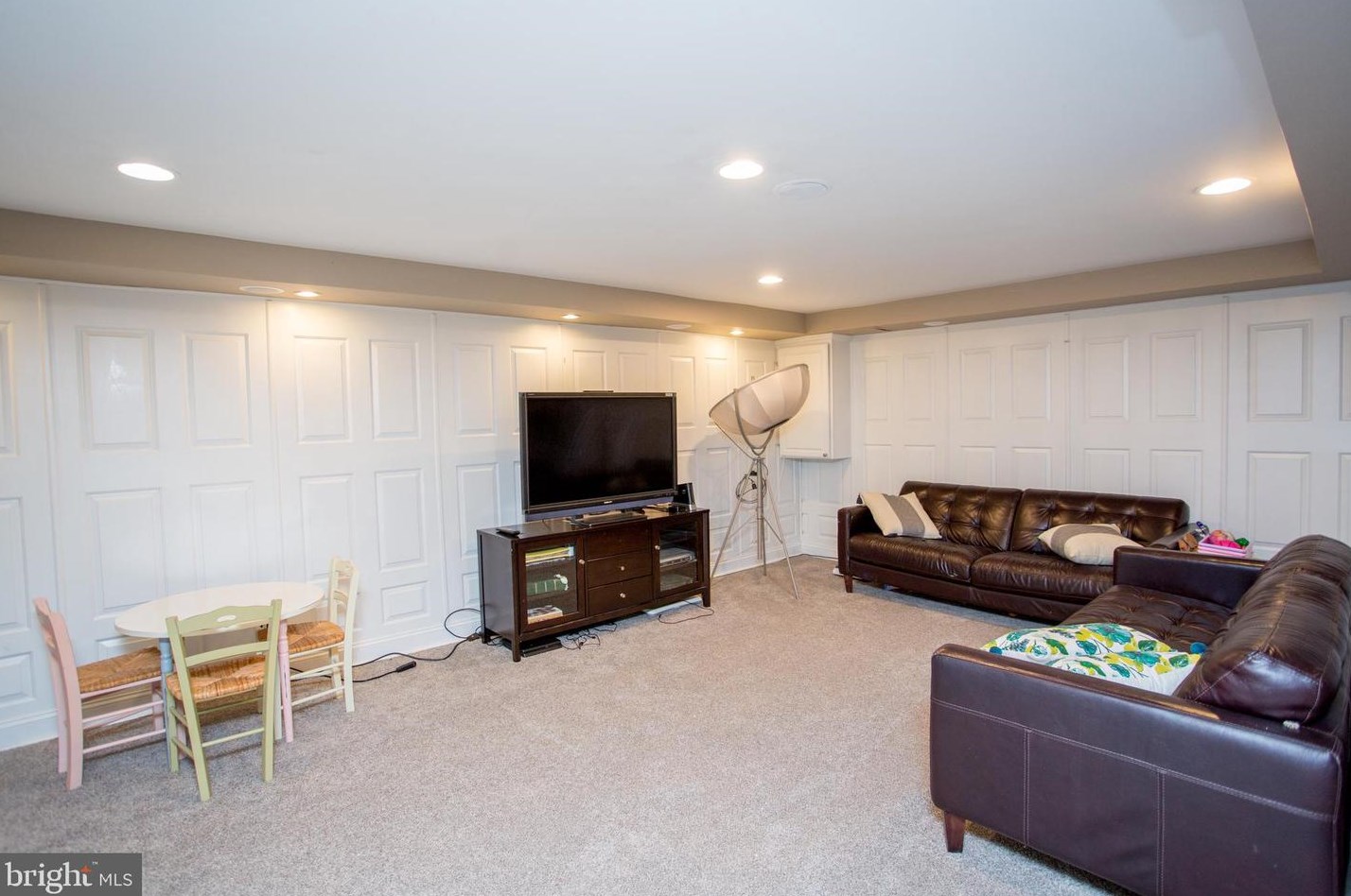 2018 Leedoms Dr, Upper Makefield PA 18940-9420 exterior