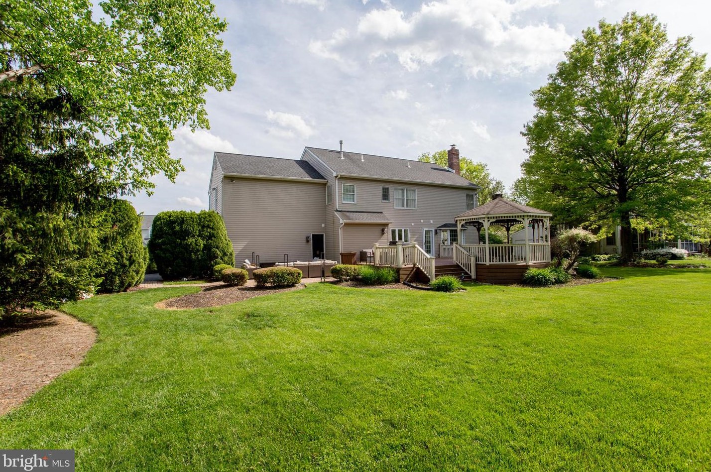 2018 Leedoms Dr, Upper Makefield PA 18940-9420 exterior