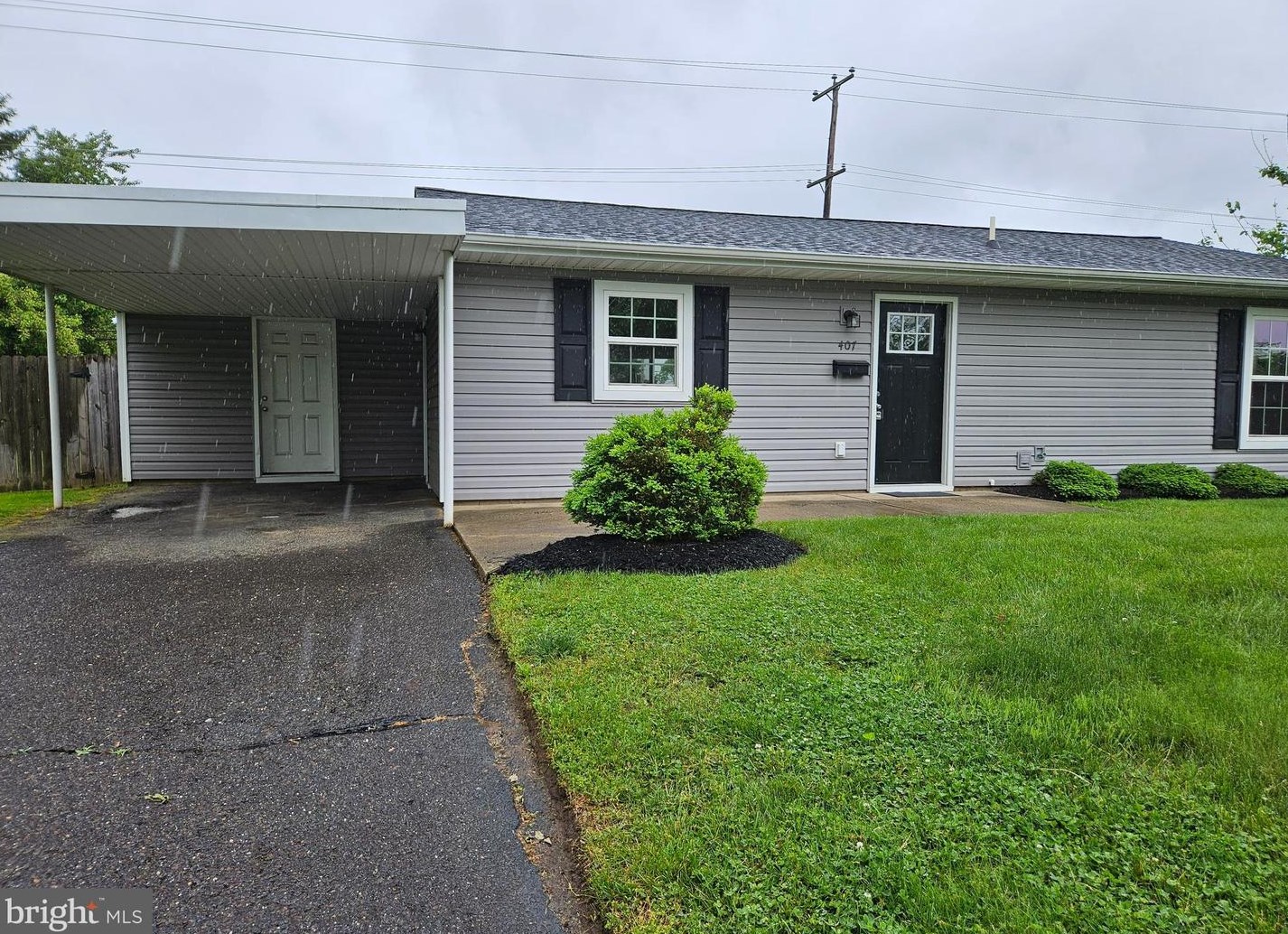 407 Stonybrook Dr, Levittown, PA 19055-2018
