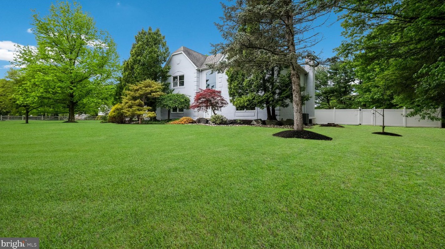 22 Cherry Ln, Gardenville, PA
