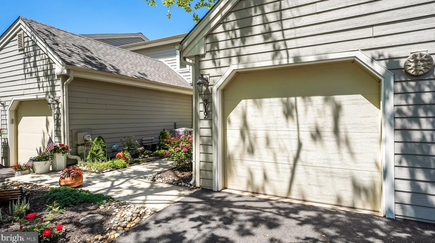 319 Dorset Ct, Gardenville, PA