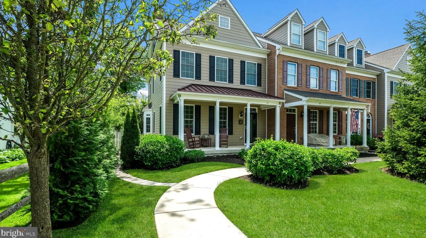16 Mercer Ave, Gardenville, PA 18901