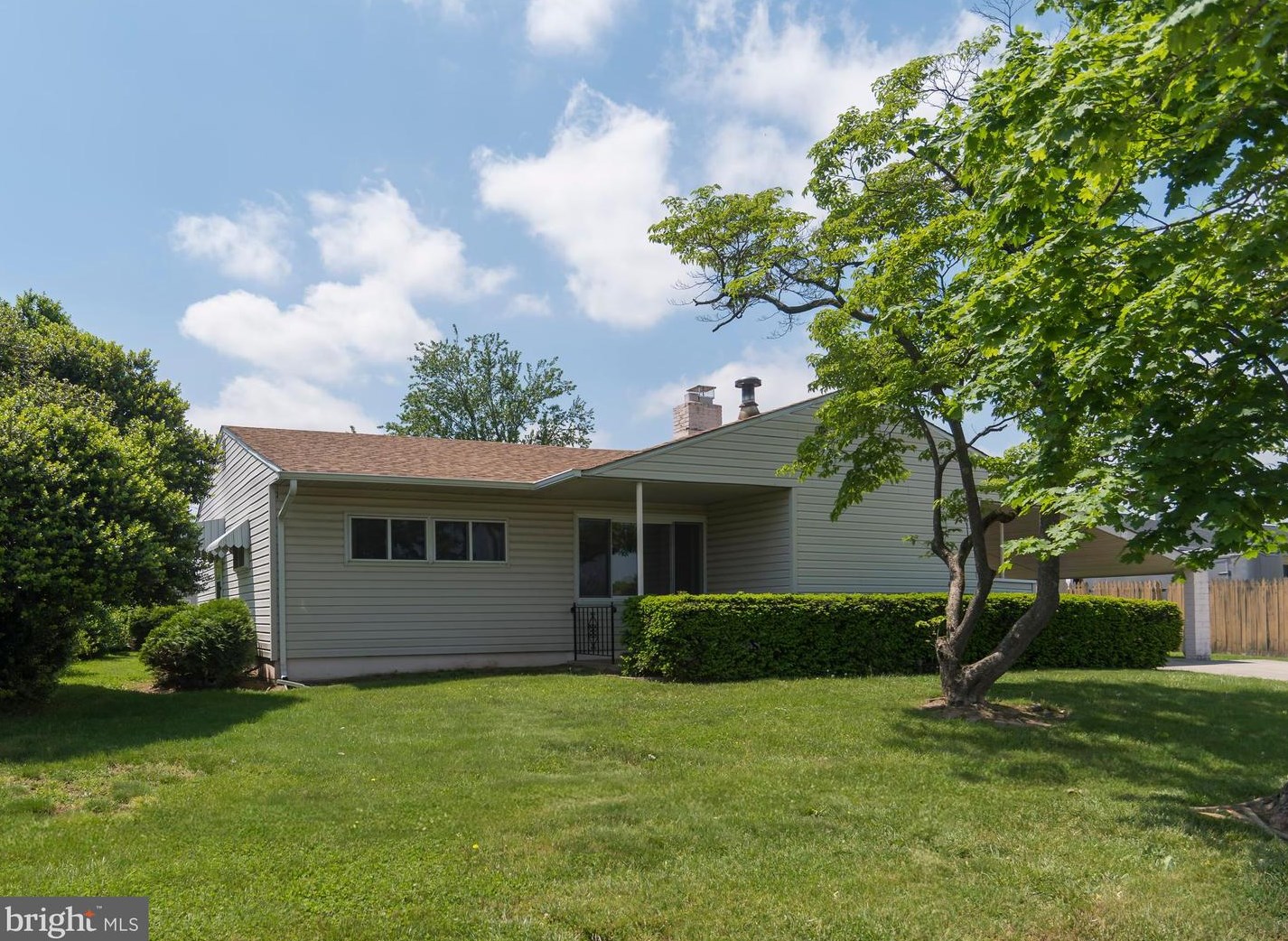 11 Field Ln, Levittown, PA 19055