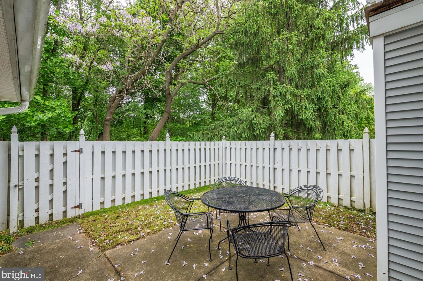 484 Cedar Holw Dr, Yardley PA 19067-6355 exterior