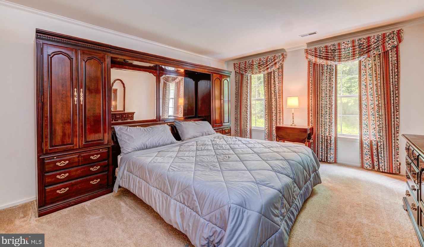 484 Cedar Holw Dr, Yardley PA 19067-6355 exterior