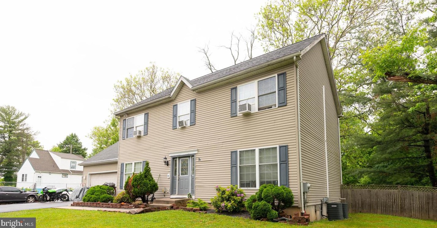 3896 Newportville Rd, Levittown, PA 19056-3241