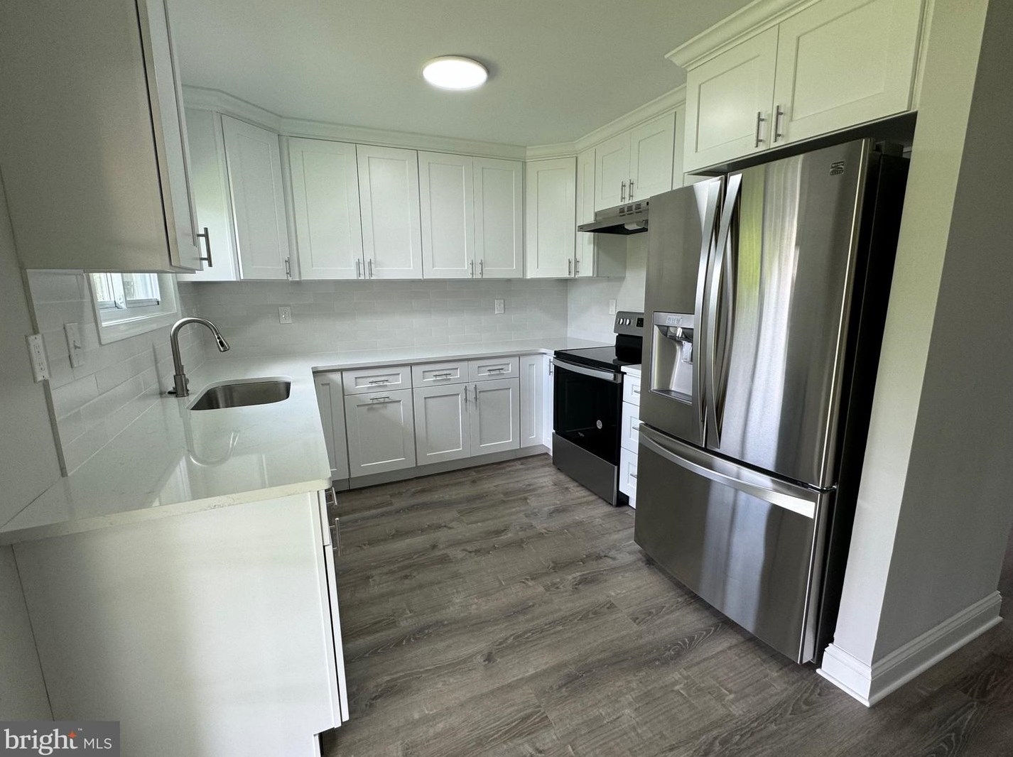 40 Tinsel Rd, Levittown, PA 19056