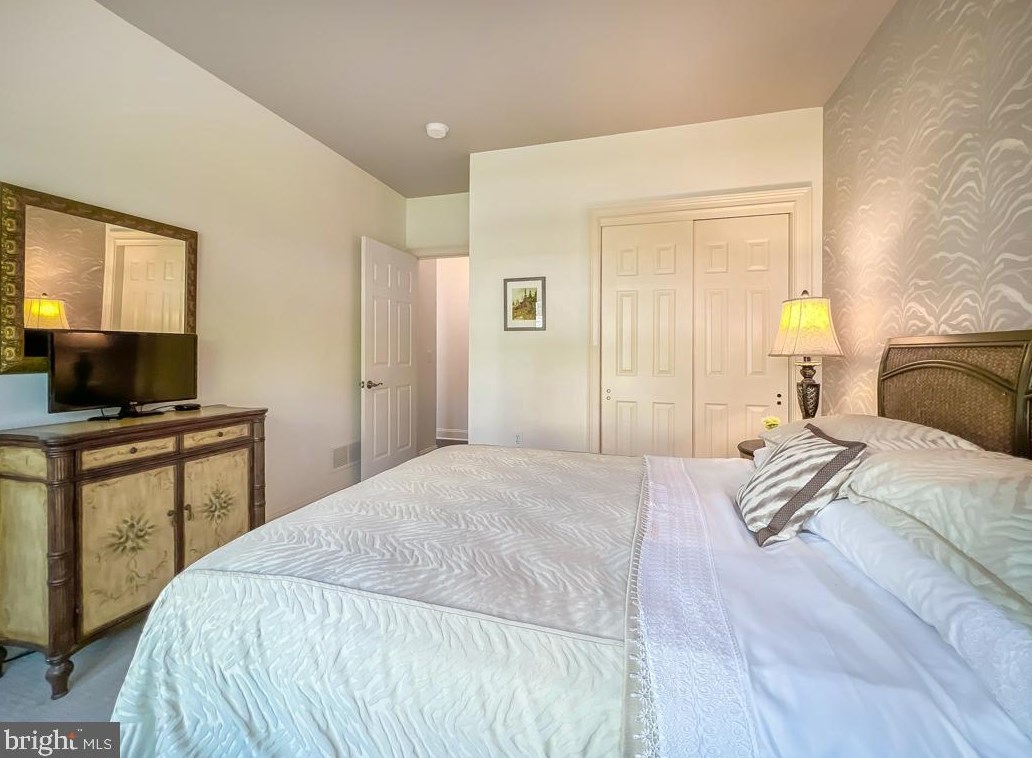 284 Willow Dr, Upper Makefield PA 18940-2453 exterior