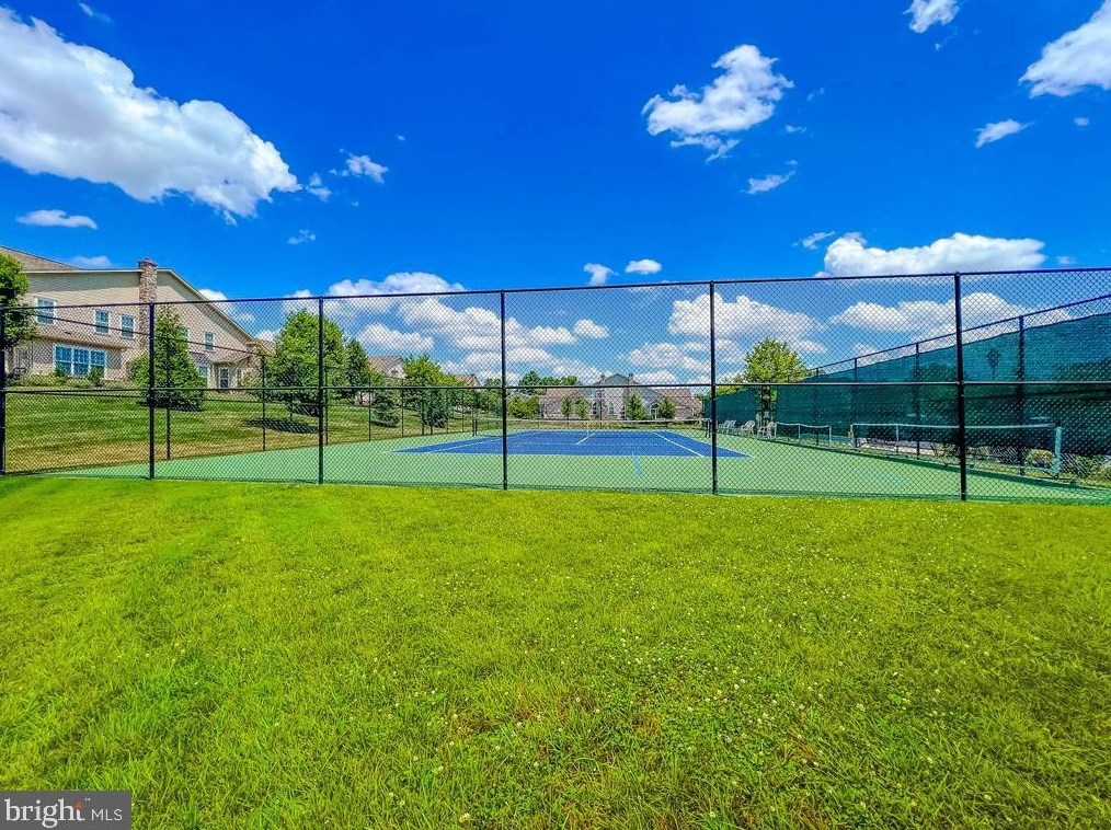 284 Willow Dr, Upper Makefield PA 18940-2453 exterior