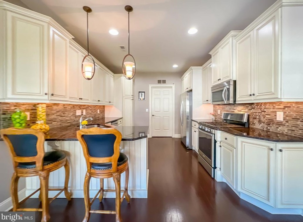 284 Willow Dr, Upper Makefield PA 18940-2453 exterior