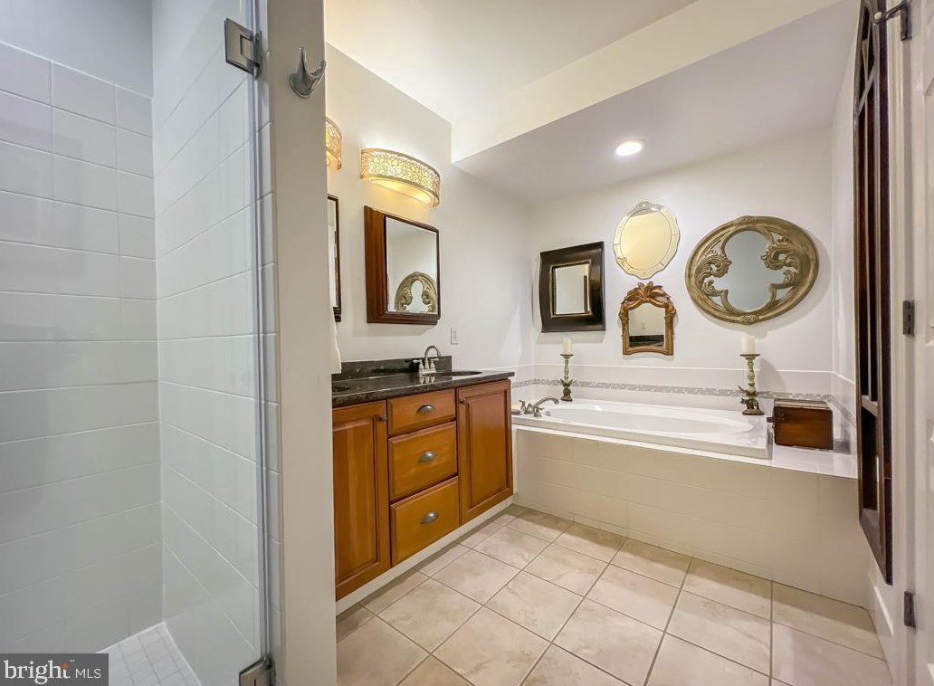 284 Willow Dr, Upper Makefield PA 18940-2453 exterior