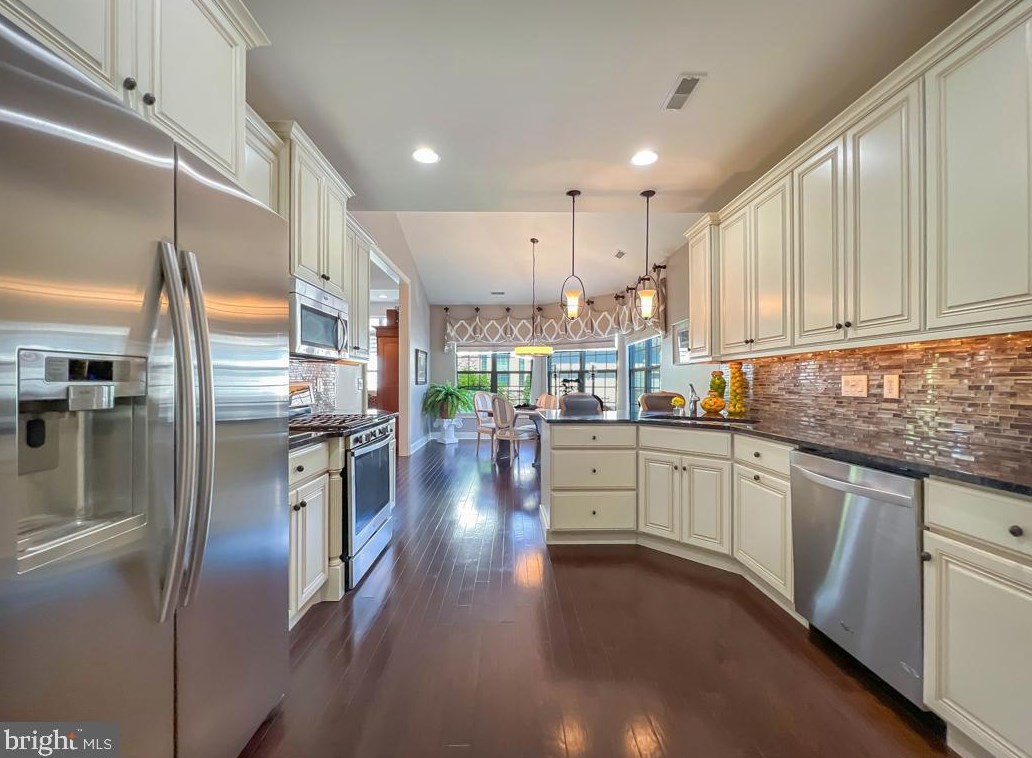 284 Willow Dr, Upper Makefield PA 18940-2453 exterior