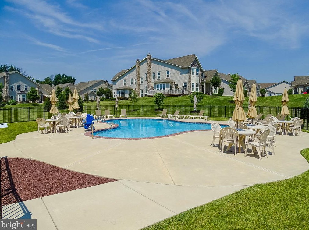 284 Willow Dr, Upper Makefield PA 18940-2453 exterior