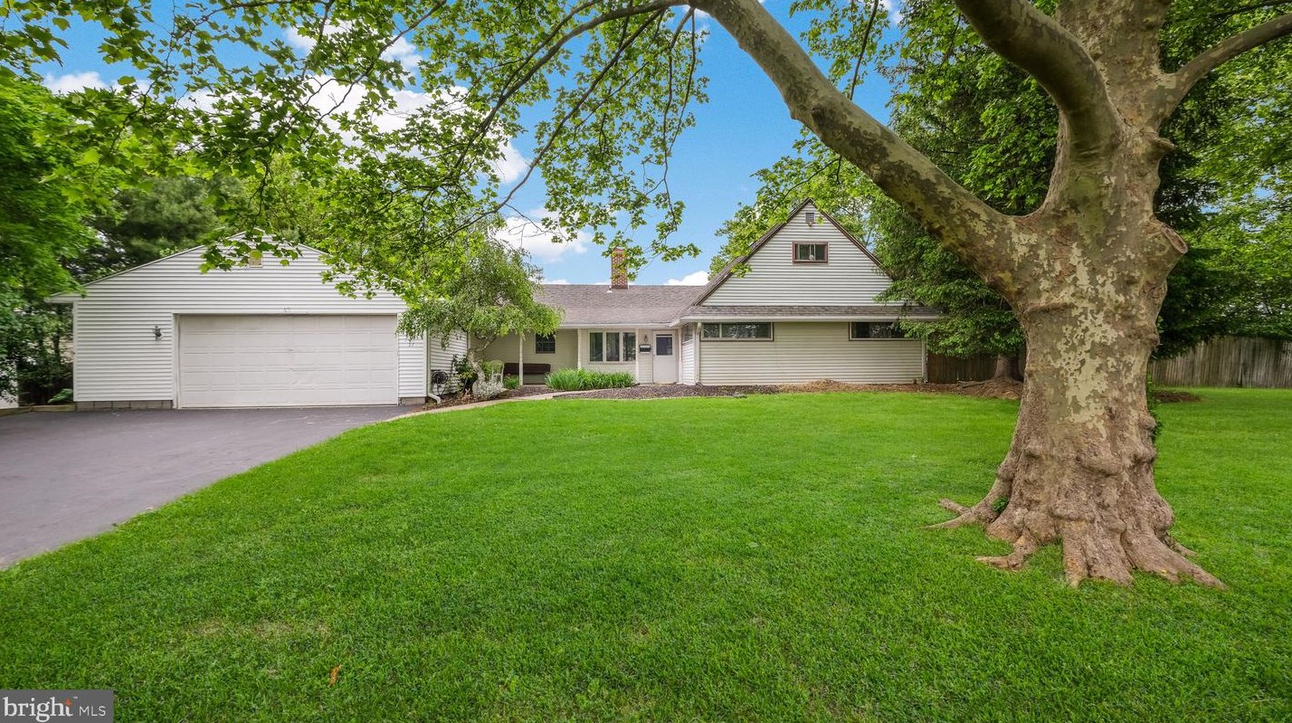 57 Spicebush Rd, Levittown, PA 19056-2212