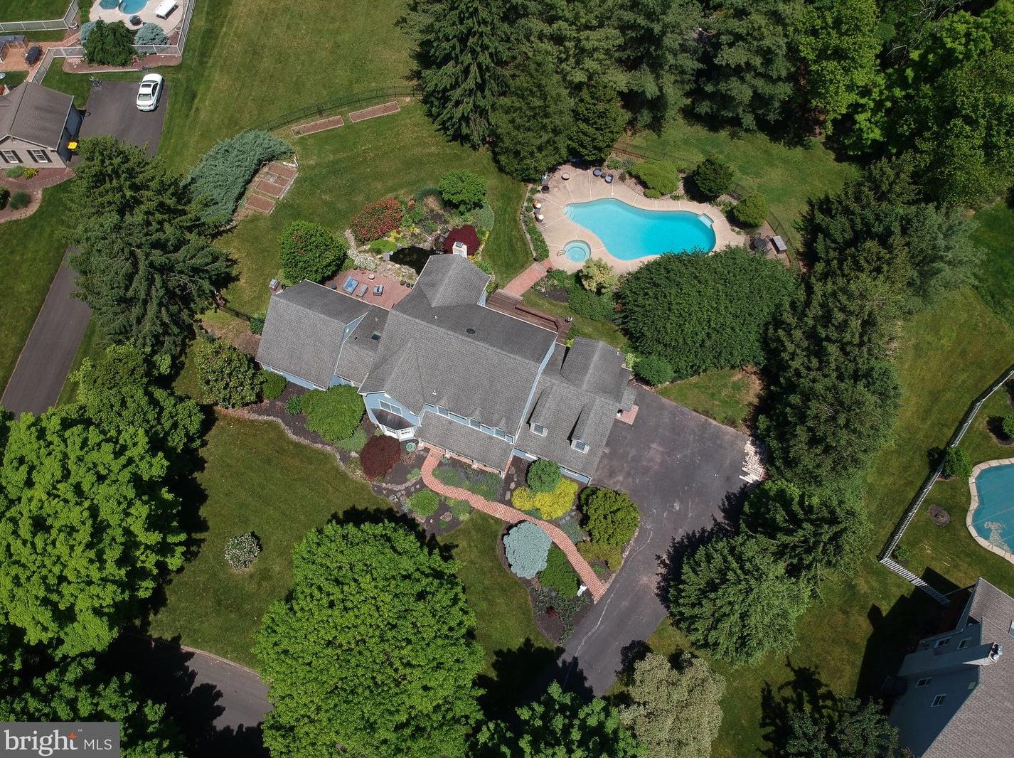 11 Bomaca Dr, Gardenville, PA 18901