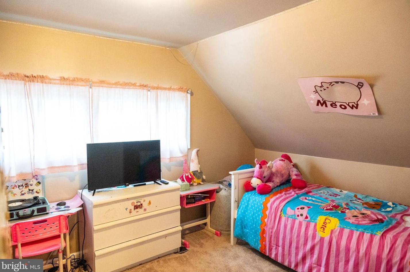 43 Camellia Rd, Levittown PA 19057-1742 exterior