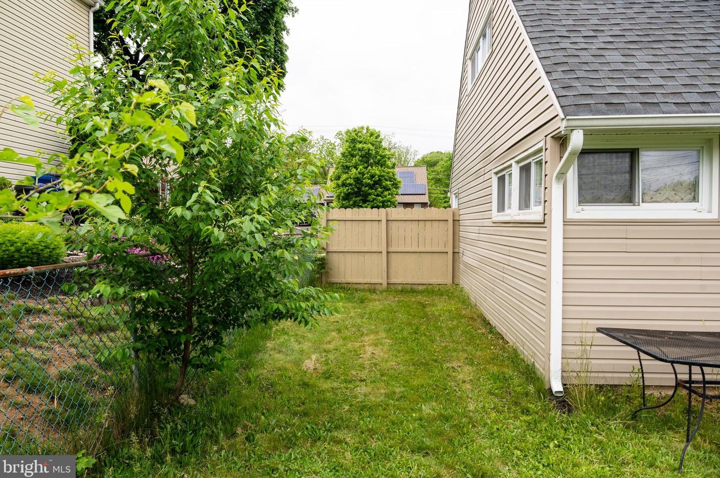 43 Camellia Rd, Levittown PA 19057-1742 exterior