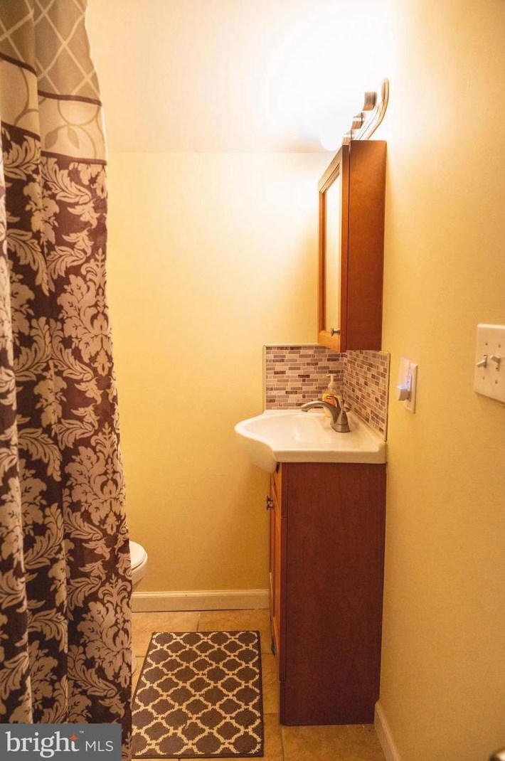 43 Camellia Rd, Levittown PA 19057-1742 exterior