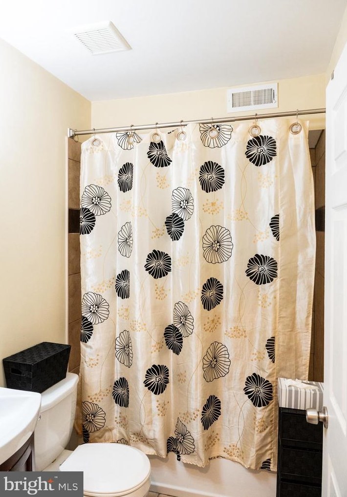 43 Camellia Rd, Levittown PA 19057-1742 exterior