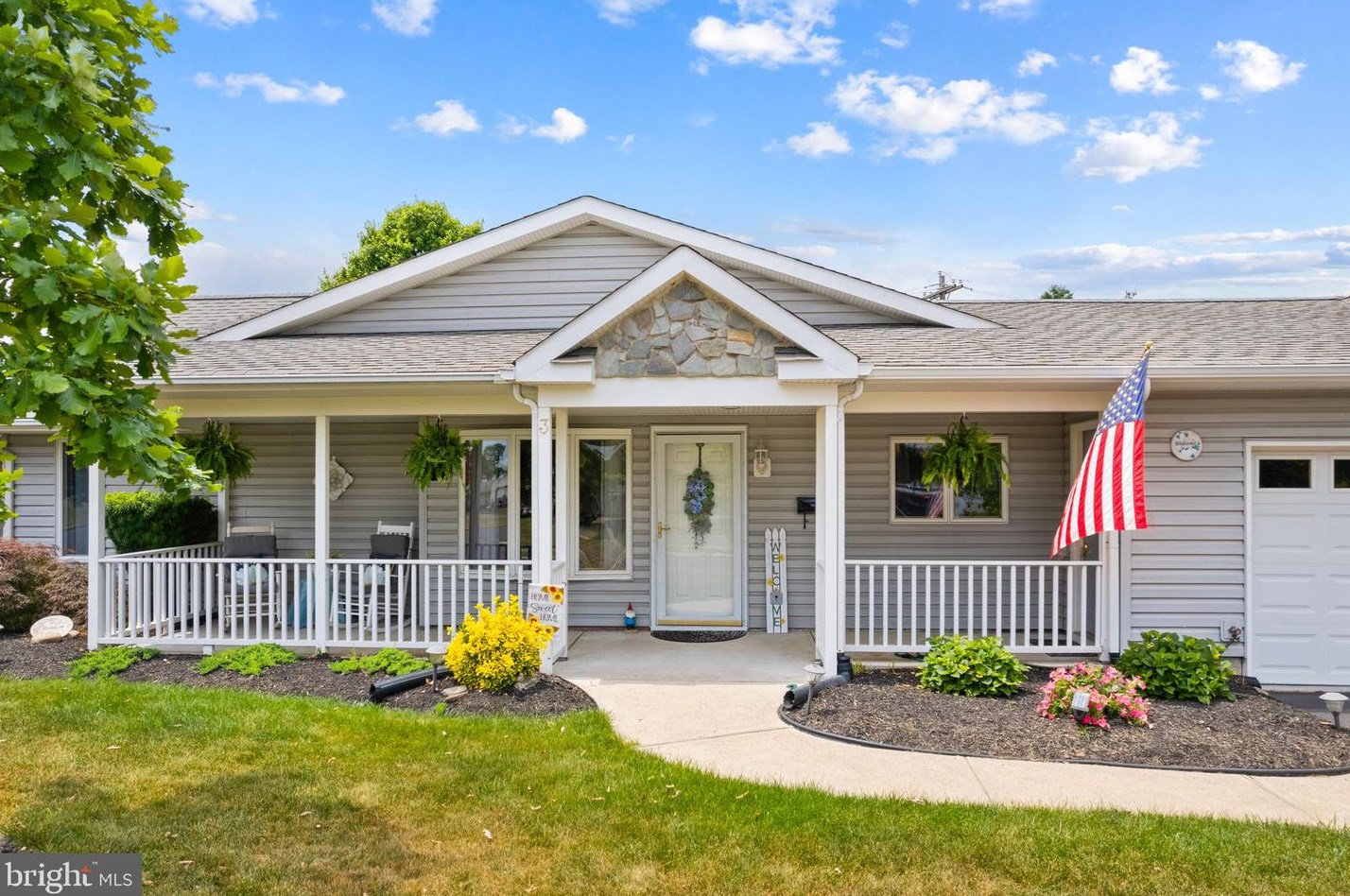 3 Pleasant Ln, Levittown, PA 19054-3710