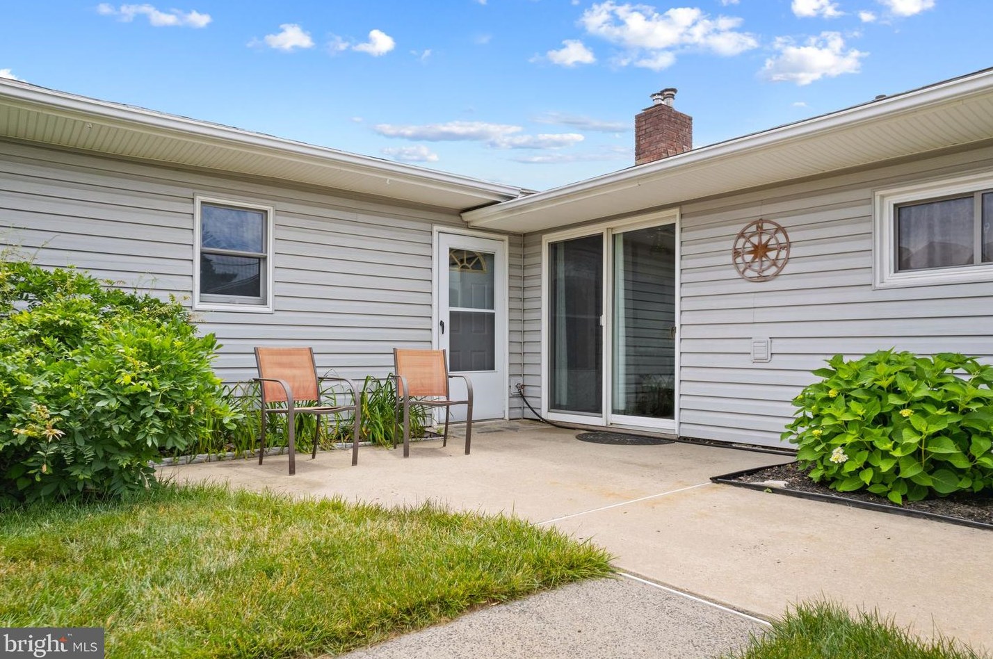 3 Pleasant Ln, Levittown PA  19054-3711 exterior