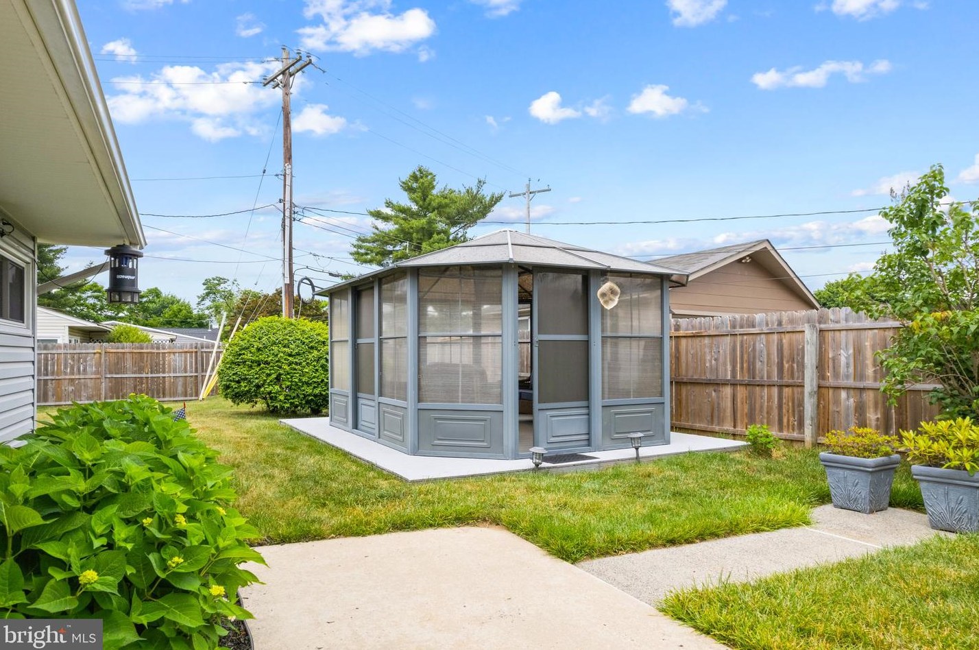 3 Pleasant Ln, Levittown PA  19054-3711 exterior