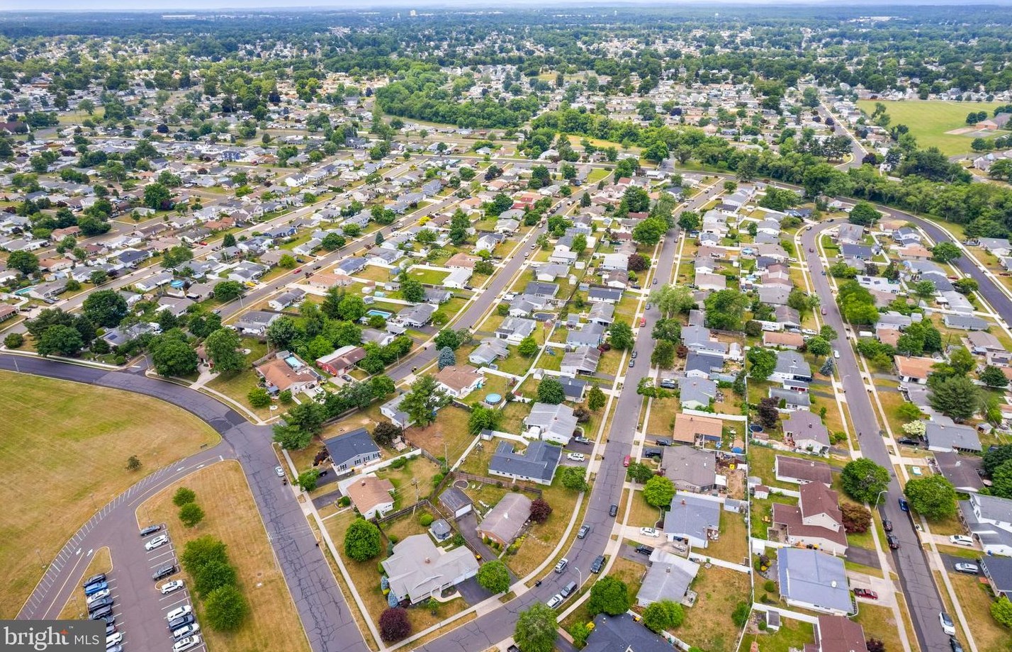 3 Pleasant Ln, Levittown PA  19054-3711 exterior